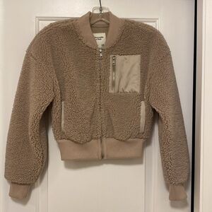 Like new Abercrombie Cropped Sherpa Bomber Jacket in size XXS. Only worn once!